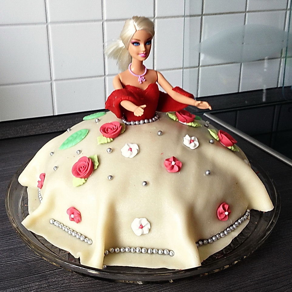 Rezept und Anleitung für eine Barbie-Torte › Brotfrei
